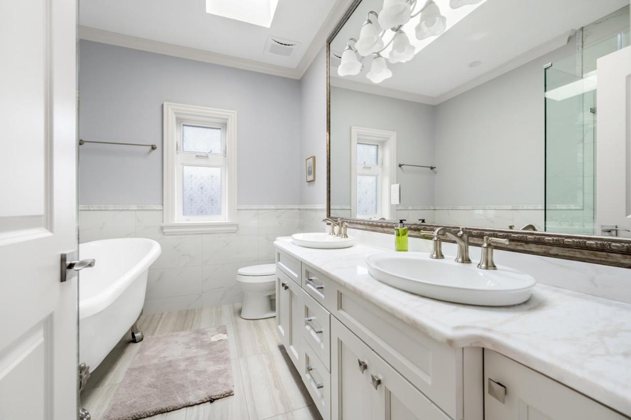Vancouver Haven: Luxurious Private Bedroom Near Attractions Buitenkant foto