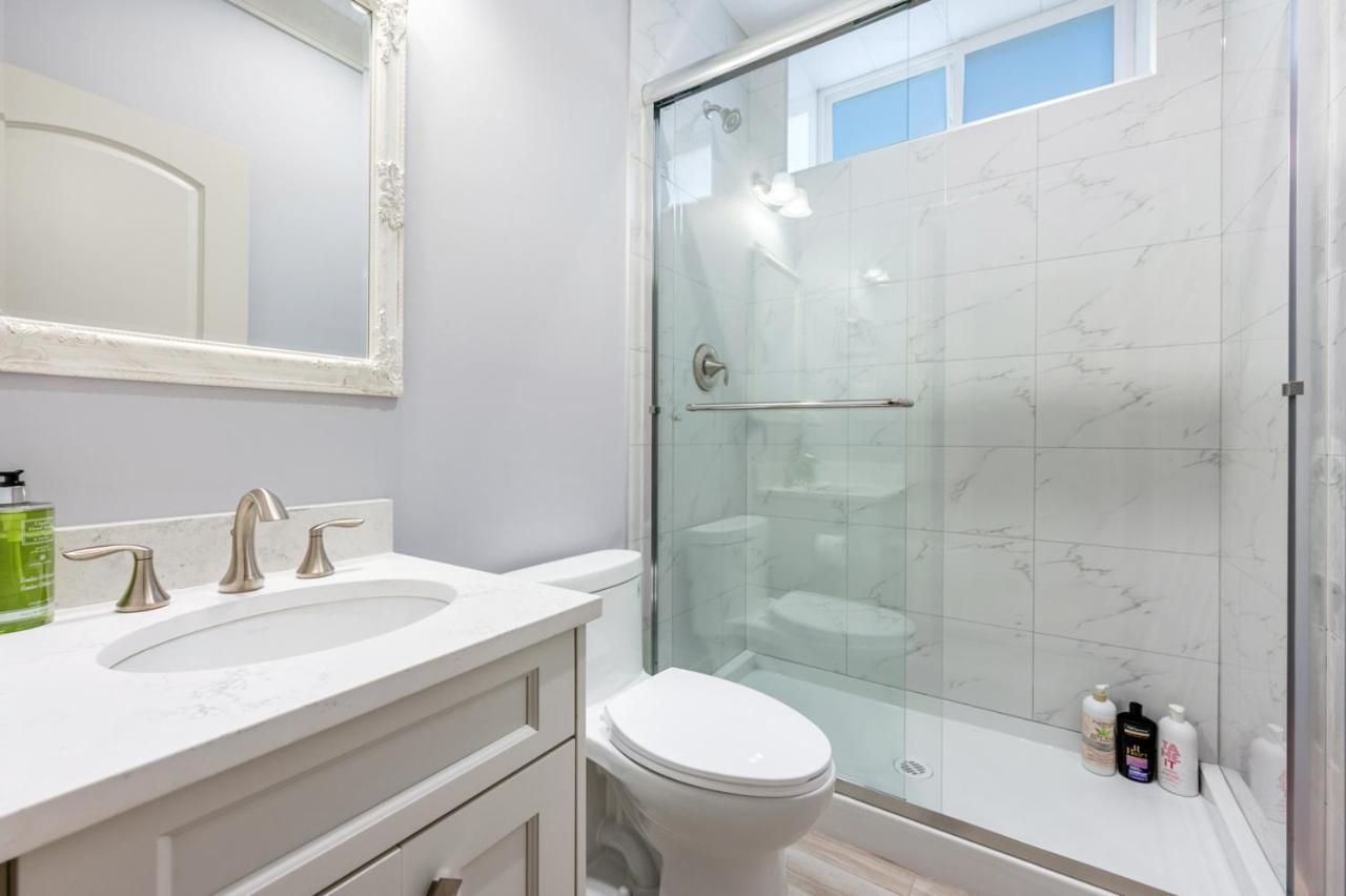 Vancouver Haven: Luxurious Private Bedroom Near Attractions Buitenkant foto