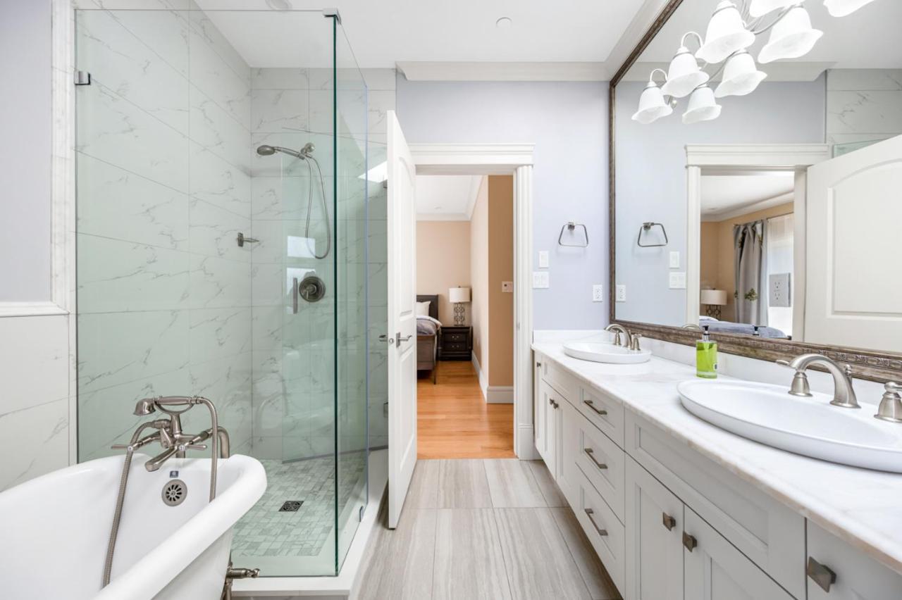 Vancouver Haven: Luxurious Private Bedroom Near Attractions Buitenkant foto