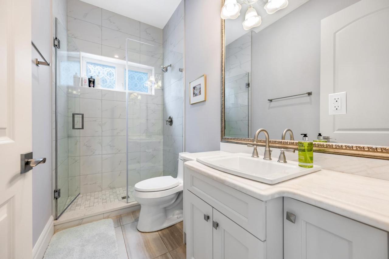 Vancouver Haven: Luxurious Private Bedroom Near Attractions Buitenkant foto