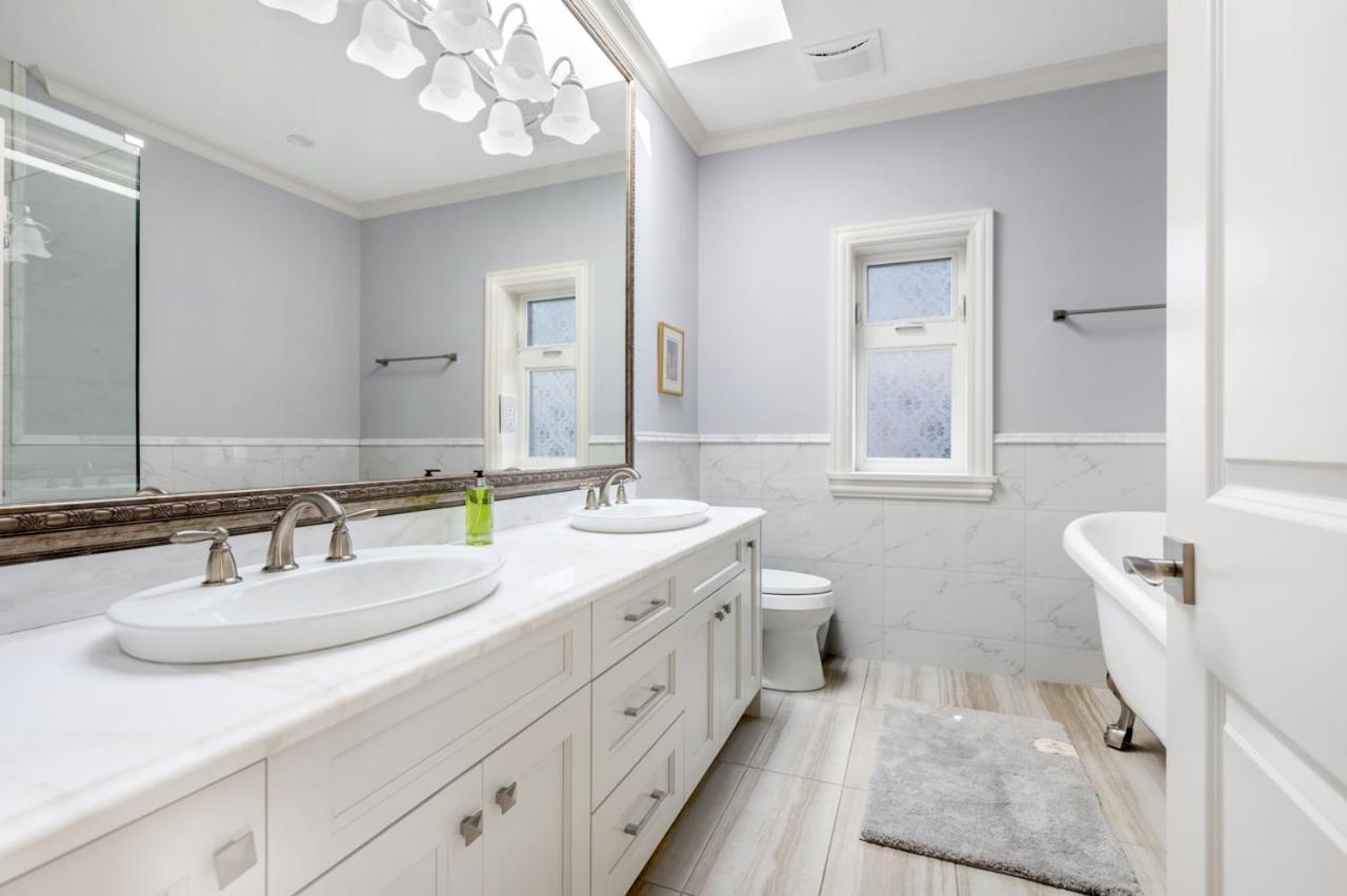 Vancouver Haven: Luxurious Private Bedroom Near Attractions Buitenkant foto
